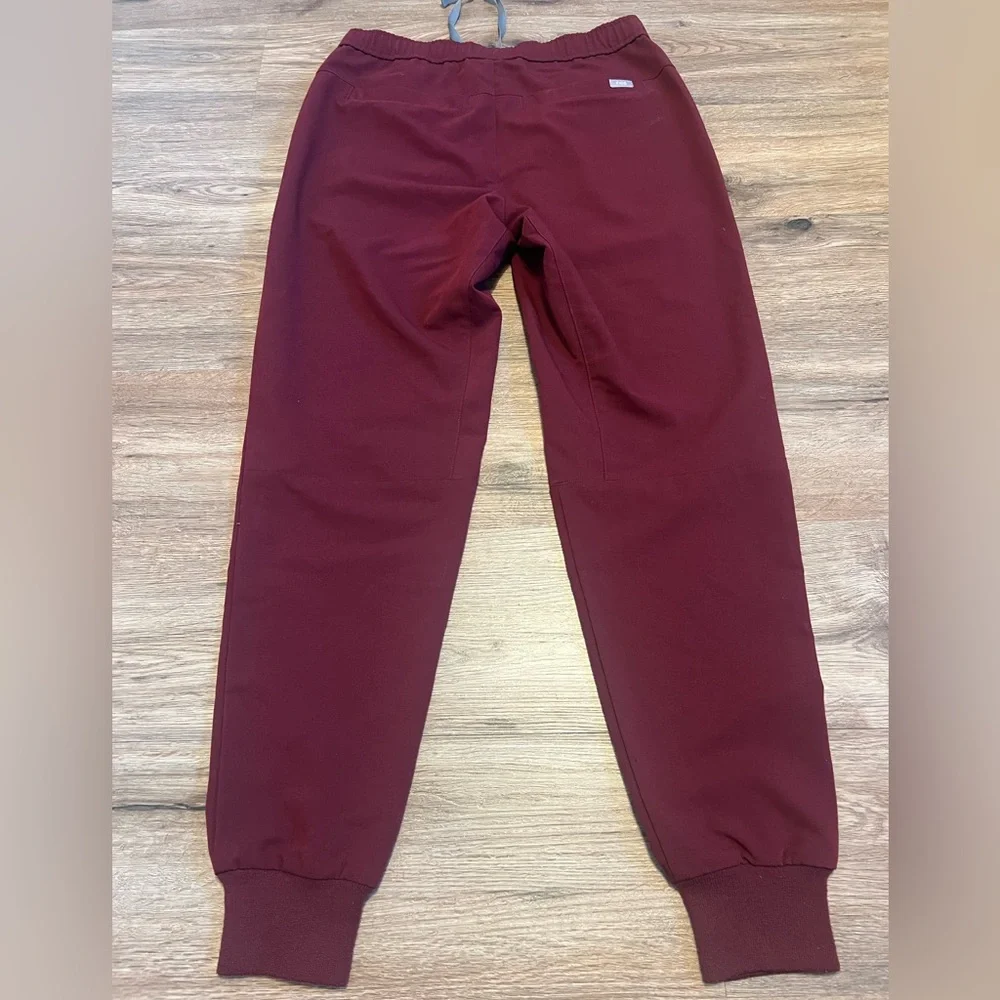FIGS Tansen Jogger Scrub Pants Burgundy Men’s Size Small